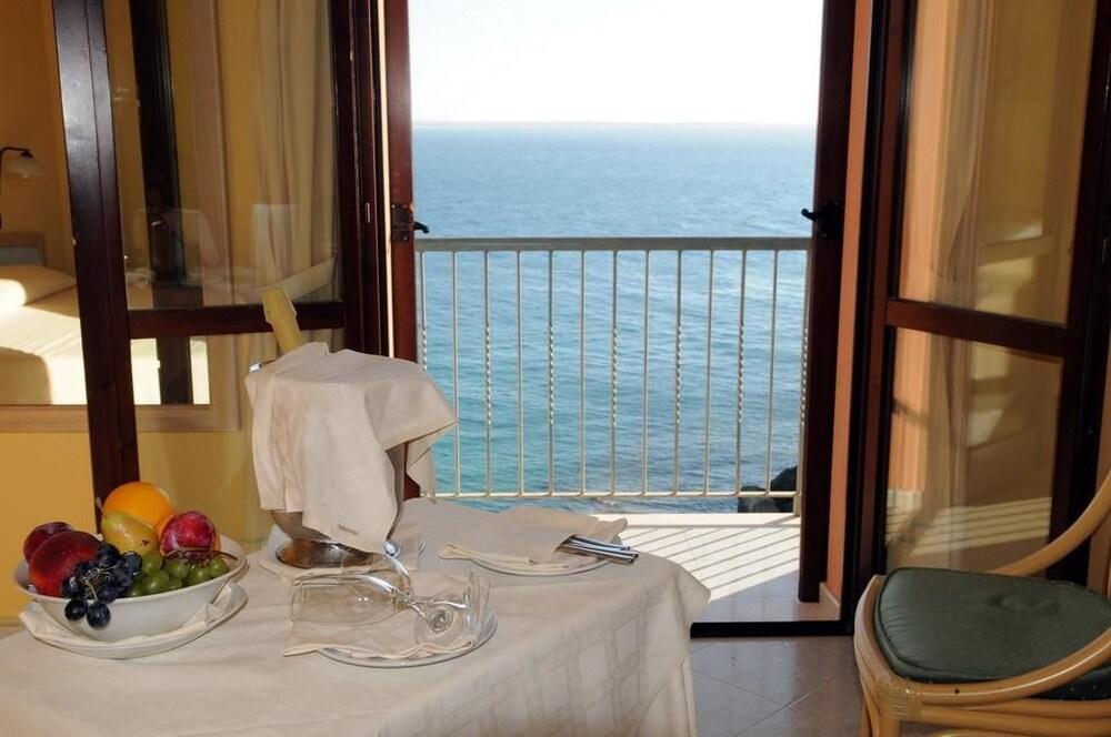 Hotel La Baja Santa Caterina Di Pittinuri  Exterior foto